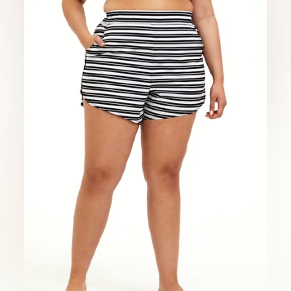 Torrid women’s Black & White Striped crepe 5" Coverup/swim Shorts Plus sz 3 - Picture 2 of 9